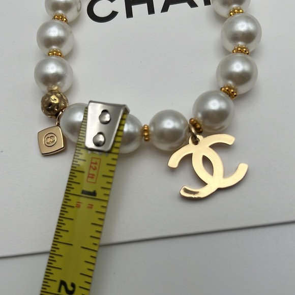 Chanel Beauty Gift White Pearl Bracelet Stretchable 2 Charms NWOT - Picture 8 of 11